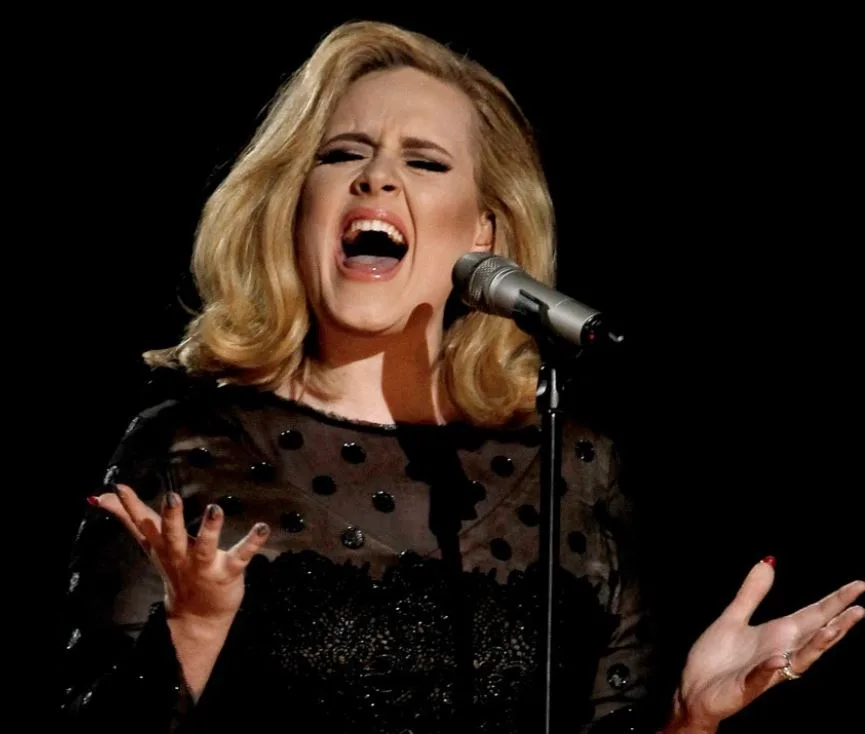 Adel debituje kao glumica u novoj drami Toma Forda sa moćnom britanskom postavom