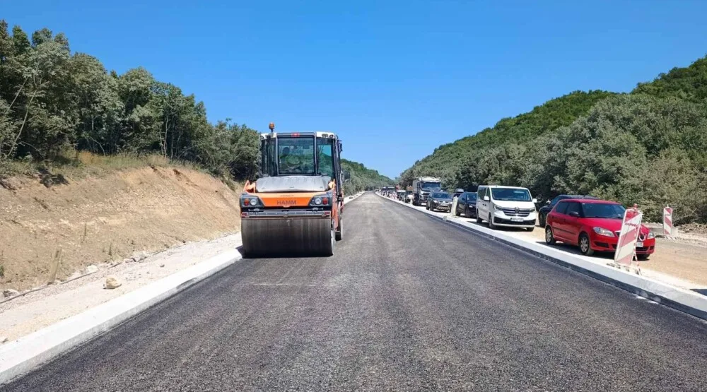 Uprava za saobraćaj: Počelo asfaltiranje dodatnih tri kilometra na Bulevaru Tivat-Jaz