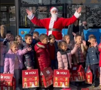 Gradski saobraćaj obradovao mališane paketićima i vožnjom