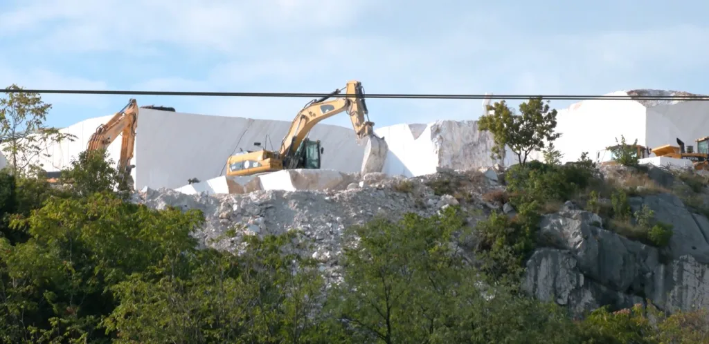 (VIDEO) Mještani ogorčeni situacijom u selu Podglavice: Ugroženo zdravlje nas i naše djece; Vlasnici firme tvrde da ne proizvode cement
