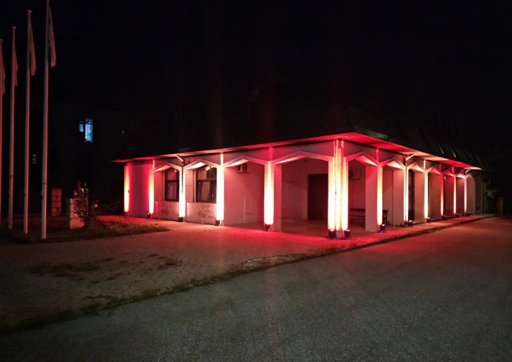 Cetinje: Crveni krst obasjan simboličnim bojama