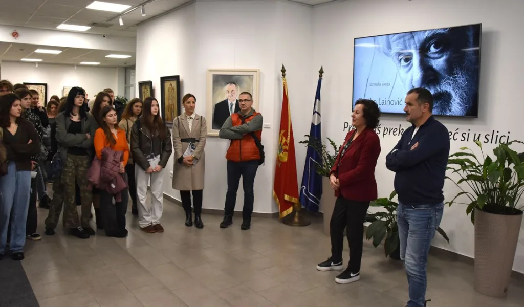 Srednjoškolci i studenti posjetili izložbu Cvetka Lainovića u Rektoratu Univerziteta Crne Gore
