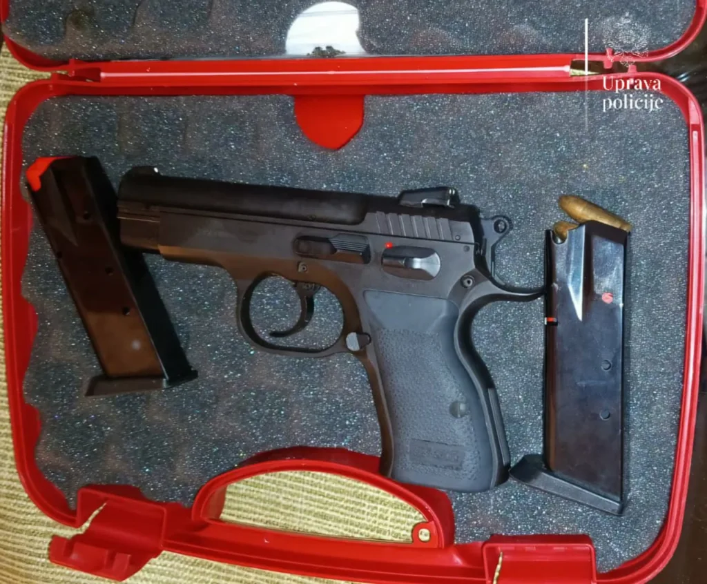 Uhapšena jedna osoba, pronađeno četiri kila kokaina i pištolj
