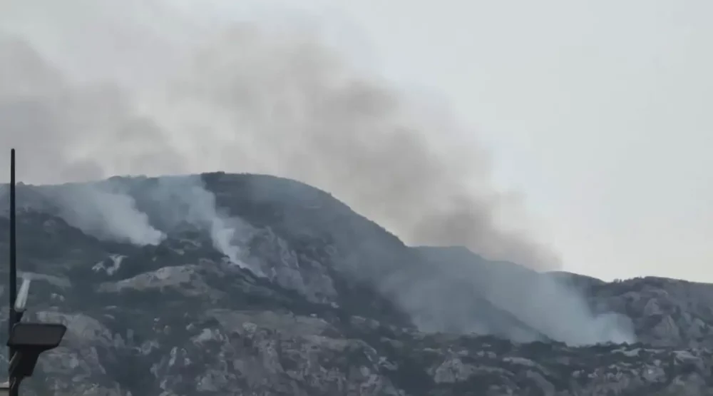 Dim iz Brajića stigao do Cetinja, sjutra gašenje helikopterom
