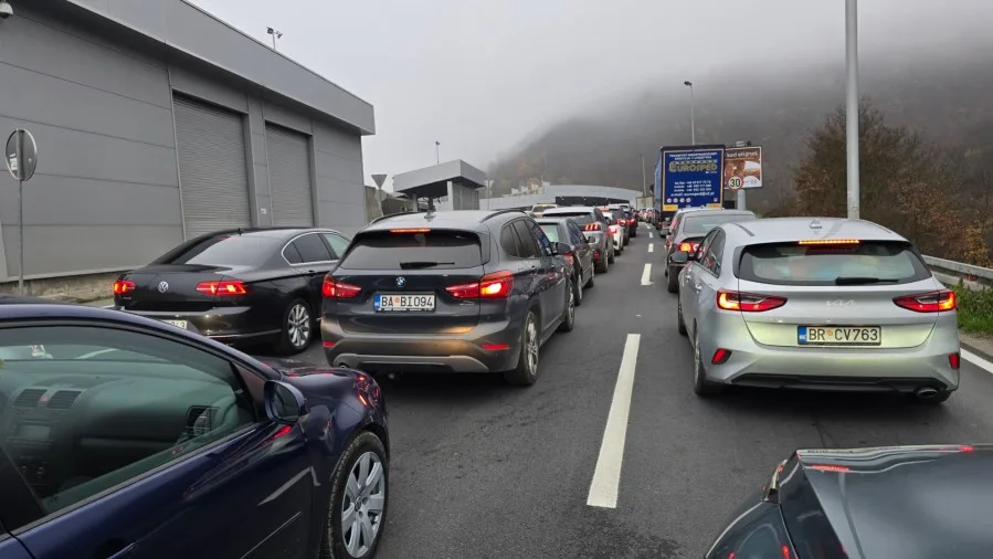 Tokom prvog dana praznika granice prešlo više od 25 hiljada građana