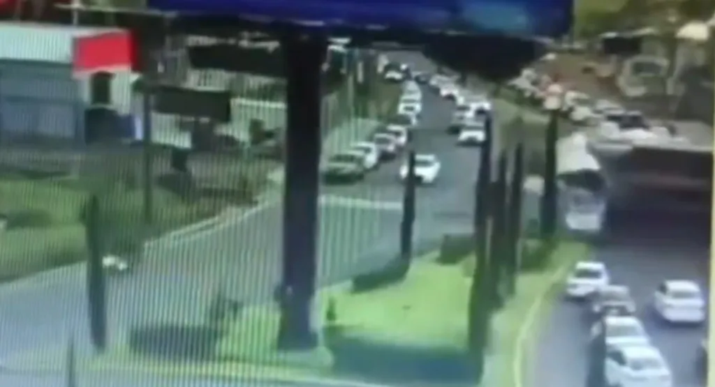 Voz naletio na autobus u Meksiko Sitiju, najmanje osam mrtvih