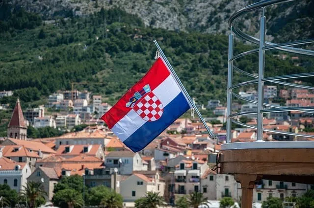 Hrvatsko tužilaštvo pokrenuće postupak protiv poslanika zbog pjevanja pjesme o Paveliću