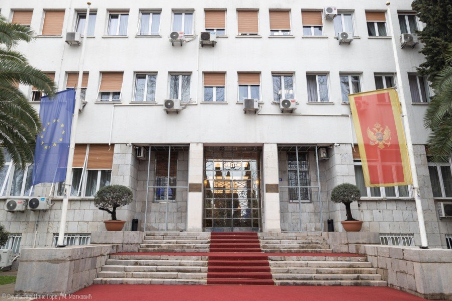 Poslanicima za godinu isplaćeno 2,8 miliona