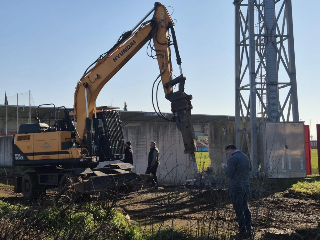 (VIDEO/FOTO) Mašine ruše ogradu DG Arene, kanal Mareze uskoro prokopan
