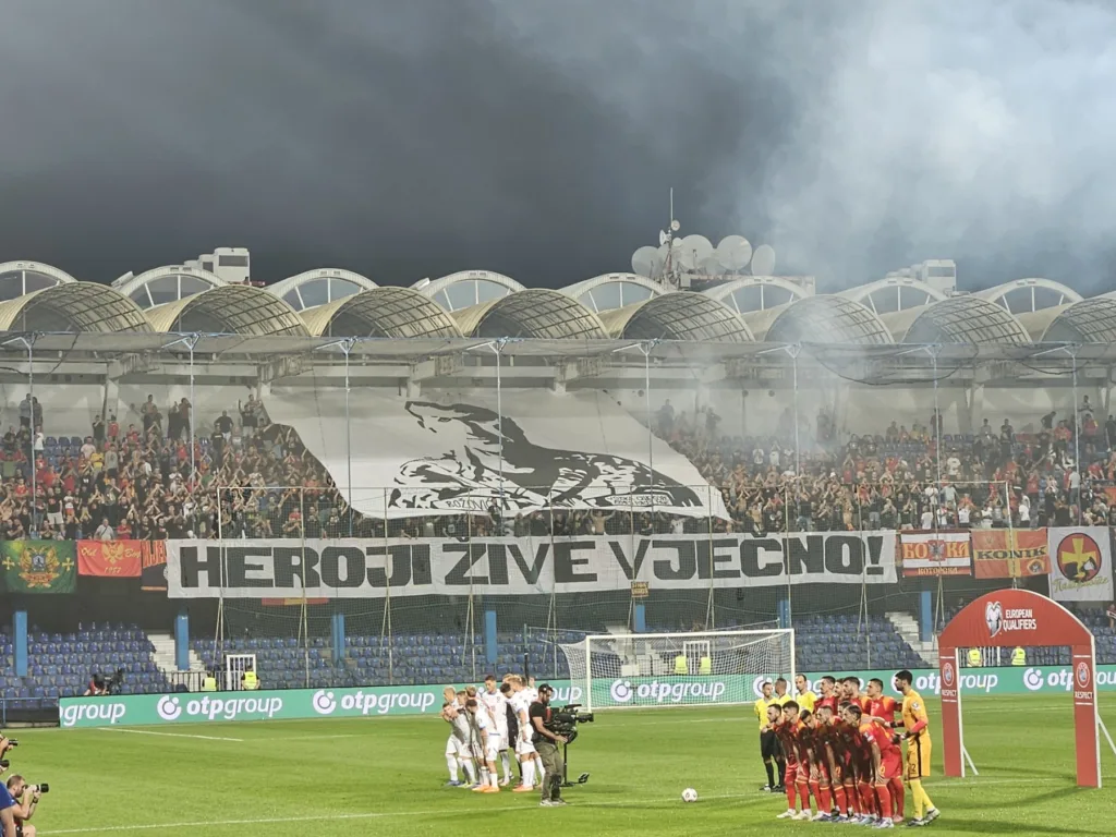 „Heroji žive vječno“ – crnogorski navijači odali počast vojniku Dejanu Božoviću