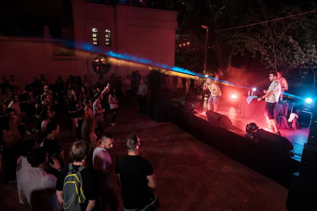 Održan koncert rep dua Džej Džej Okoča na platou ispred objekta „Banja“