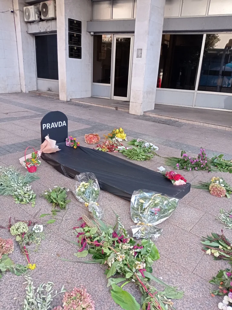 Performans “sahrana pravde” ispred igrade SDT-a i VDT-a