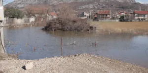 (VIDEO) U Maslinama nakon obilnijih kiša dolazi do izlivanja septičkih jama; Nadležni poručili da se prvo moraju riješiti imovinsko – pravni odnosi