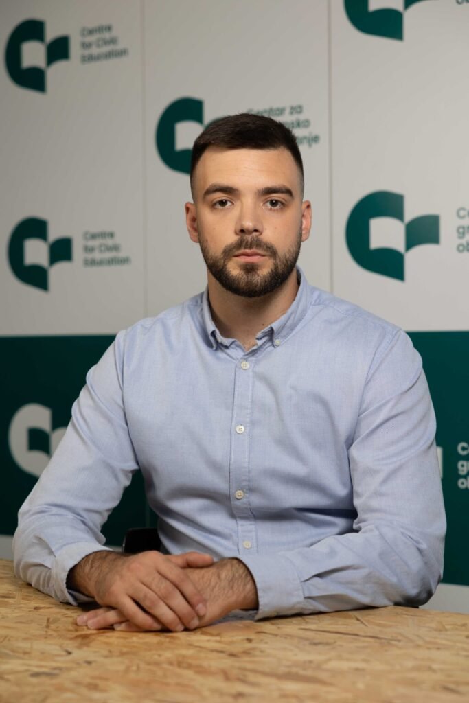 Obradović: Generacijski jaz u medijskim navikama, digitalni mediji dominantni u informisanju, a povjerenje u sadržaje u padu