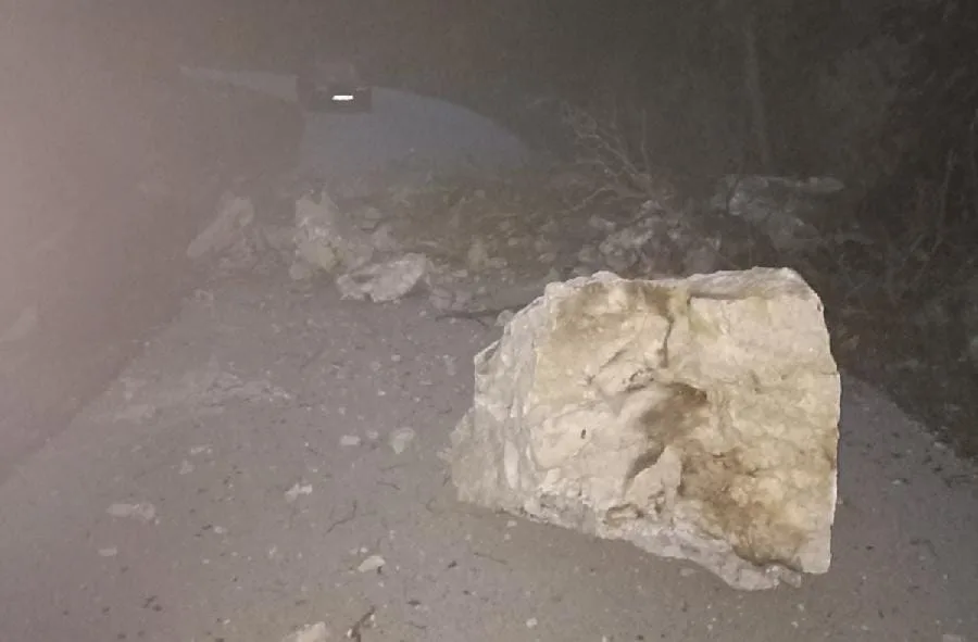 Moguća pojava sitnijih odrona, savjetuje se oprezna vožnja