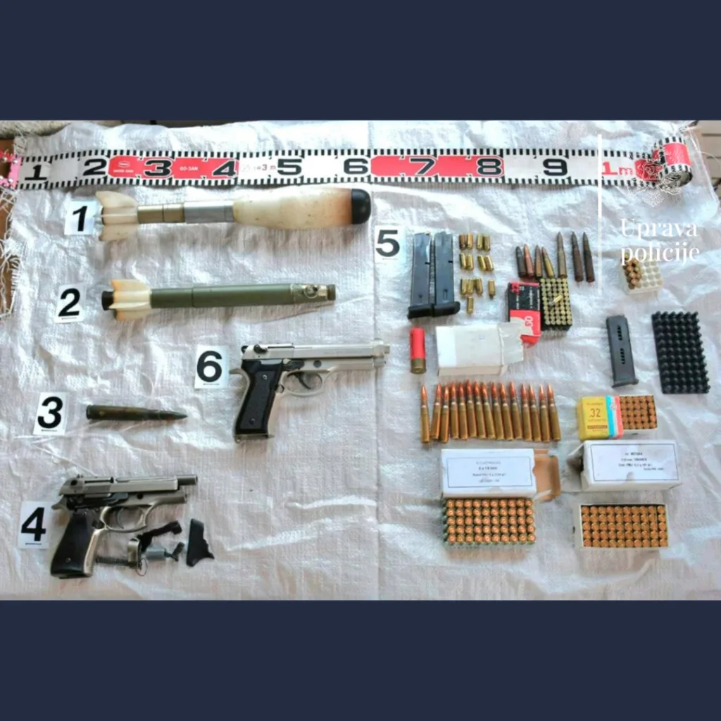 Pretresom u Bijelom Polju policija pronašla oružje i municiju, uhapšena jedna osoba