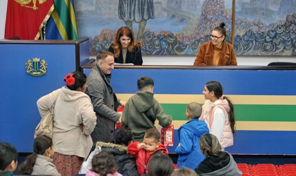 Opština Bar novogodišnjim paketima obradovala djecu pripadnike RE populacije 