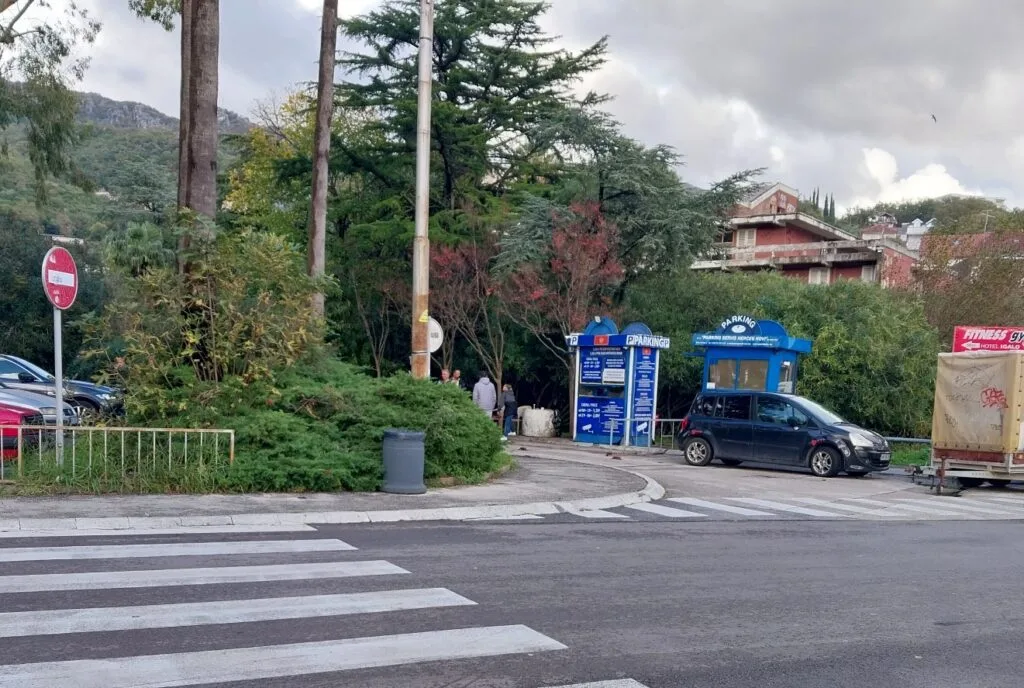 Parking bivšeg Hotela „Igalo“ u (ne)legalnom zakupu