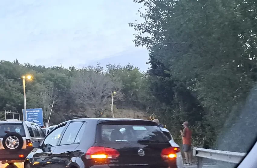 Sudar tri automobila kod Sutomora, saobraćaj otežan