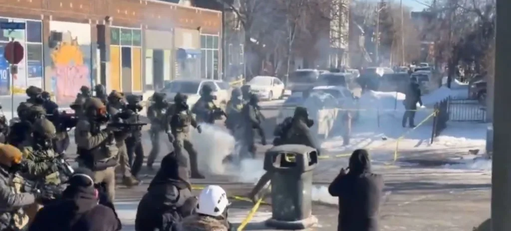 (VIDEO) Neredi na mjestu pucnjave u Mineapolisu: Nezadovoljni građani izašli na ulice, bačen suzavac