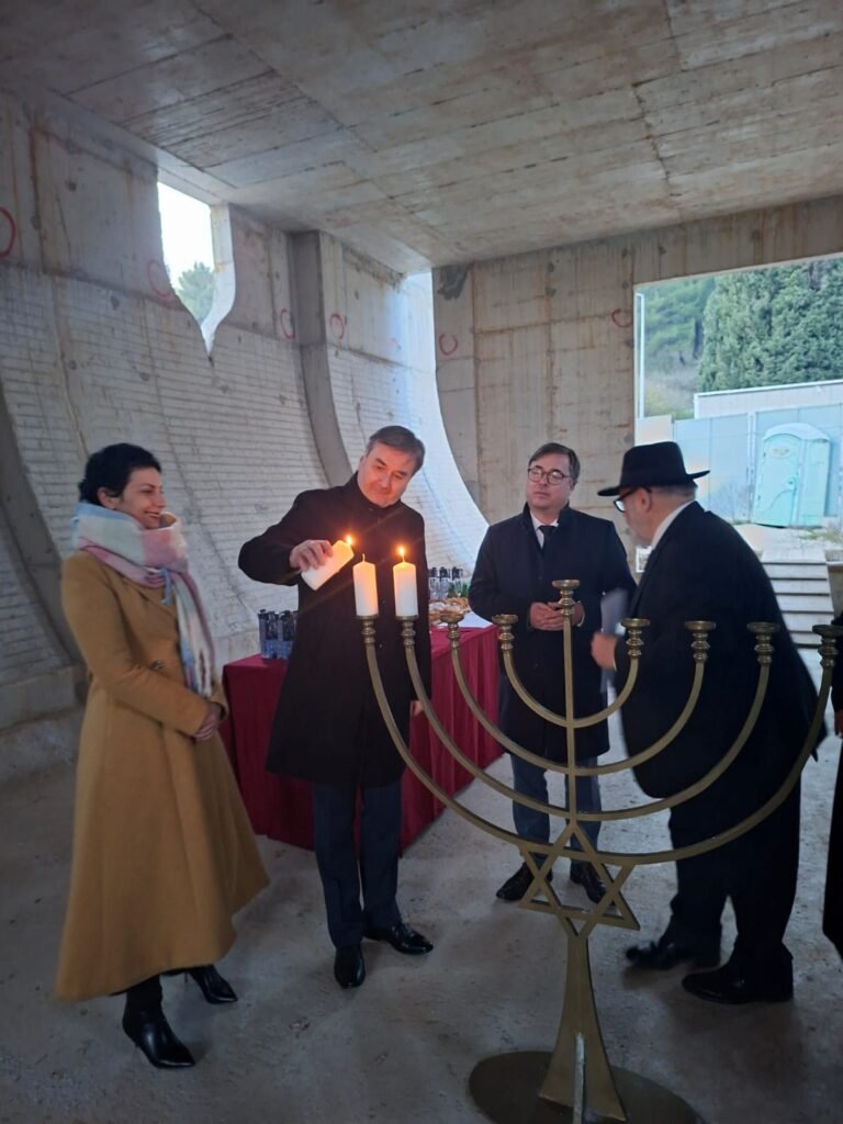 U prostoru buduće sinagoge simbolično obilježena druga noć Hanuke