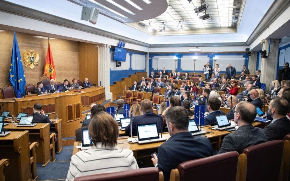 Država značajni finansijer rada 23 postojeće partije