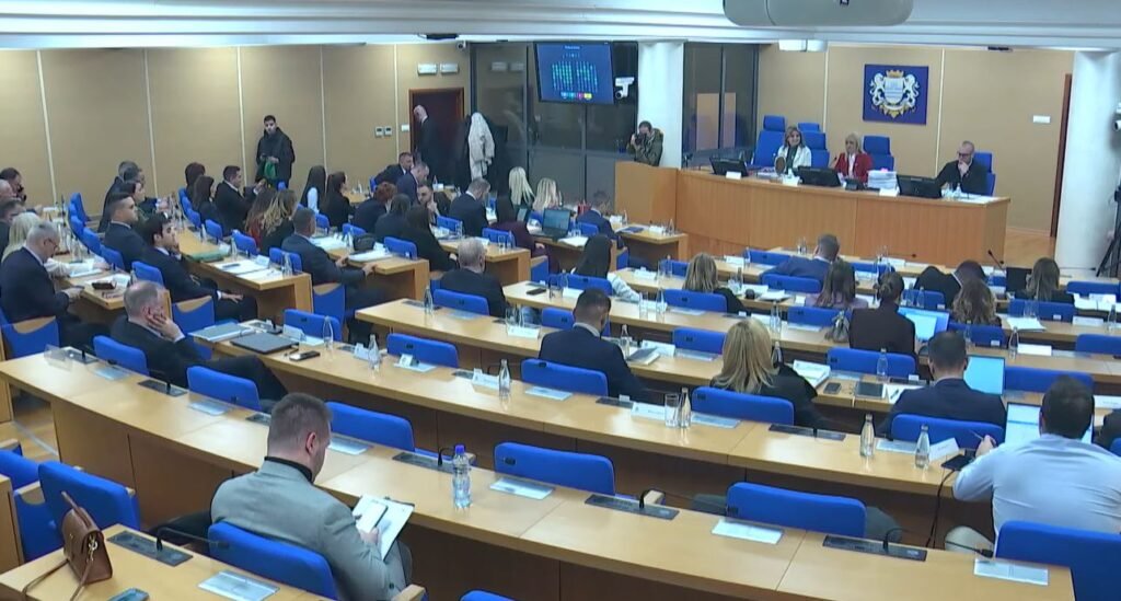 Zaposlenima u Glavnom gradu zimnica 180 eura, povučena tačka o uvećanju odborničkih naknada