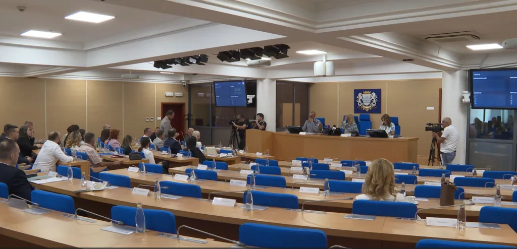 (VIDEO) Pet godina od promjene vlasti: Odbornici u Glavnom gradu saglasni da je veći životni standard i stepen slobode govora