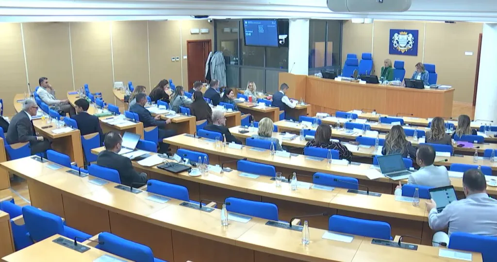 Podgorica dobija spomen-obilježje posvećeno mitropolitu Amfilohiju i Halitu Đečeviću; Besplatan gradski prevoz za onkološke pacijente