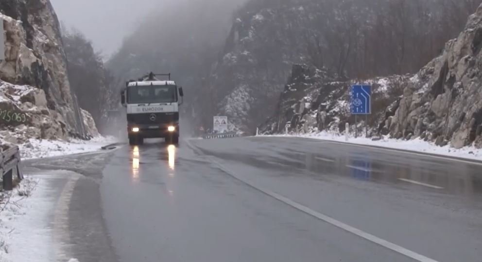 Putevi mokri, oprez zbog sitnijih odrona