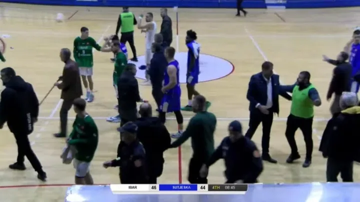 Prekid u Rožajama: Navijači Ibra zasuli predmetima ekipu Sutjeske