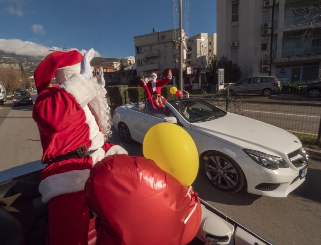 Tradicionalna akcija „Djed Bijeli sreću dijeli“ u Budvi