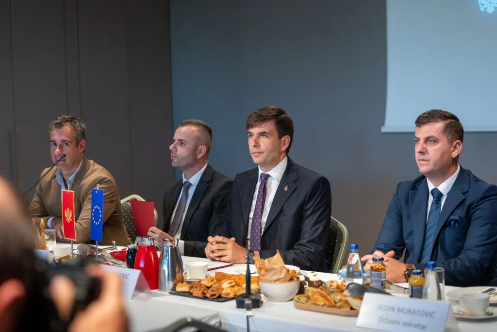 Azemović održao radni doručak sa novinarima: Dijaspora u fokusu državne politike