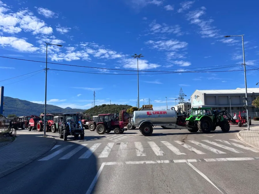 Poljoprivrednici traktorima blokirali kružni tok u Nikšiću