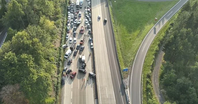 (VIDEO) Lančani sudar više od 30 vozila u Gracu, ima povrijeđenih