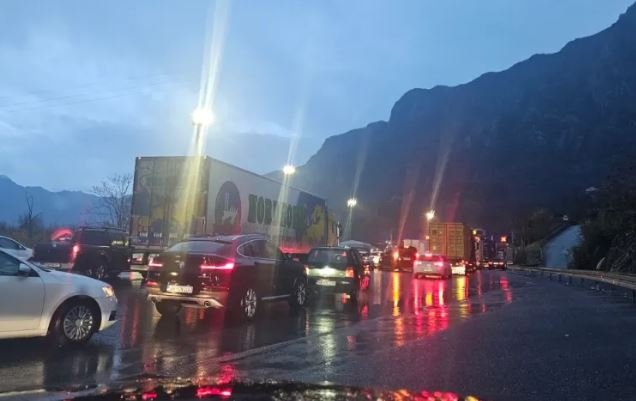 U tunelu Sozina saobraćajna nezgoda, formirane kilometarske kolone