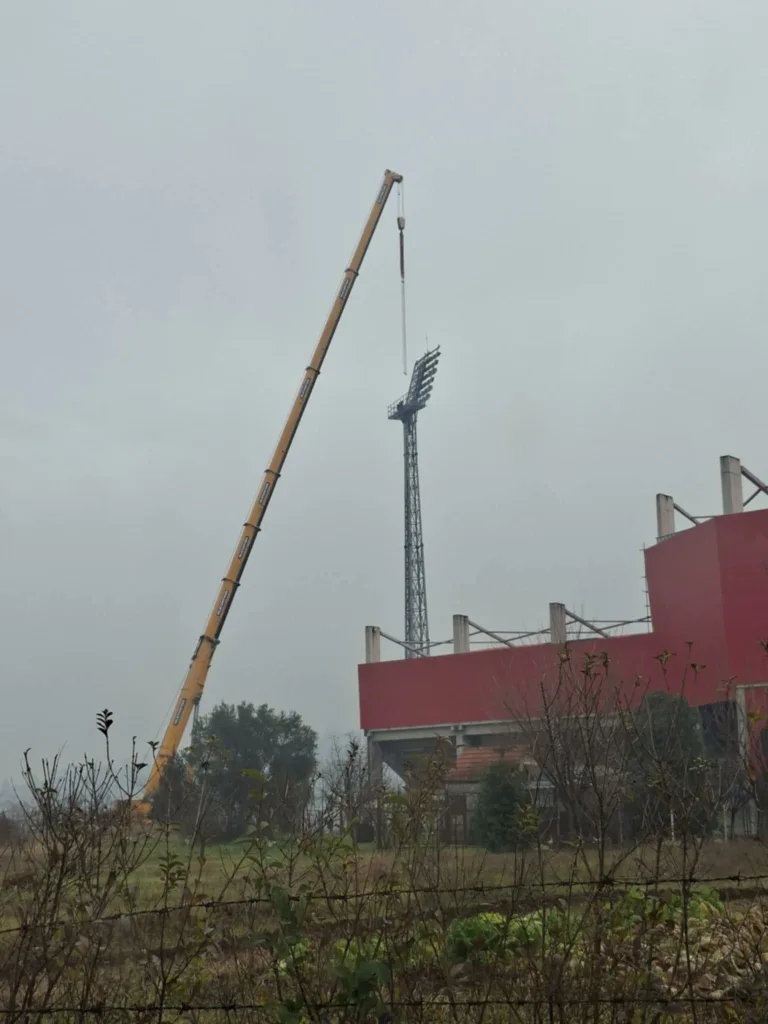 Počelo uklanjanje reflektora na DG areni; Raičković: Prokopavanje kanala nakon uklanjanja reflektora