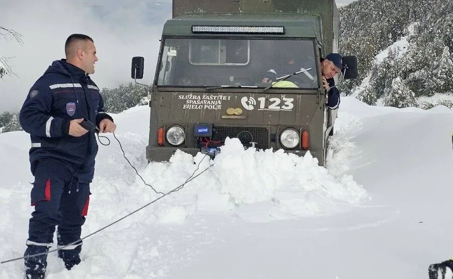 Bjelopoljski vatrogasci probili sniježne namete na Bjelasici i dostavili pomoć zavejanom domaćinstvu