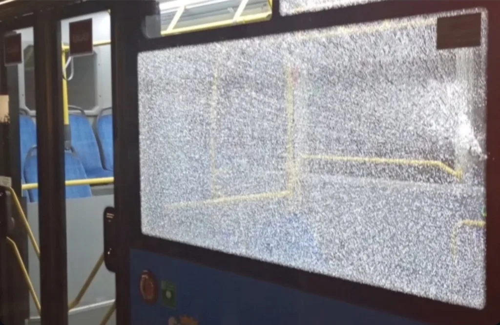 Kamenovan autobus gradskog prevoza na Koniku