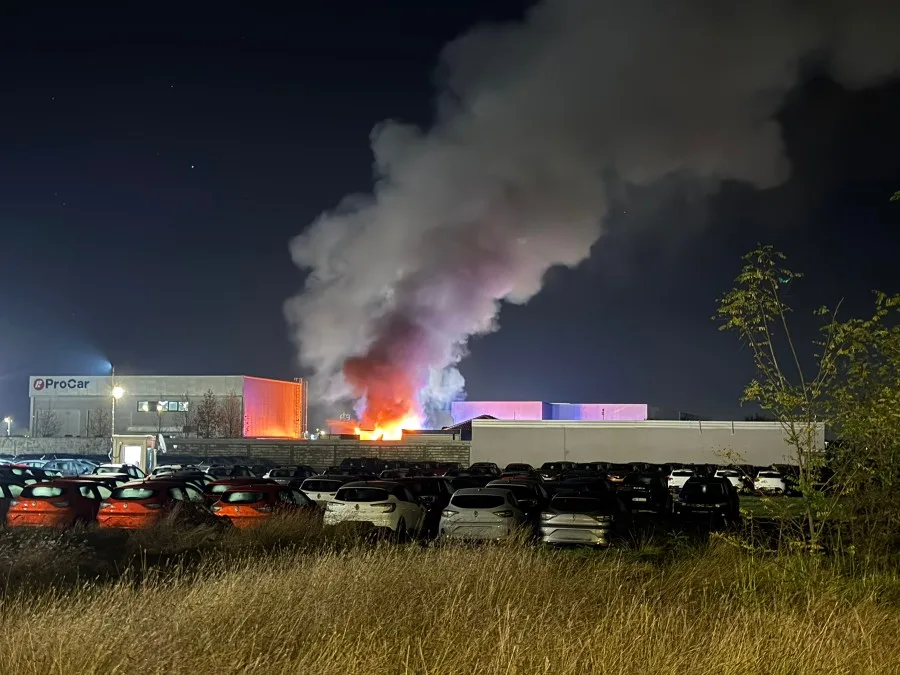 Kamion gori u Donjim Kokotima, vatra izbila pored servisa za tehnički pregled