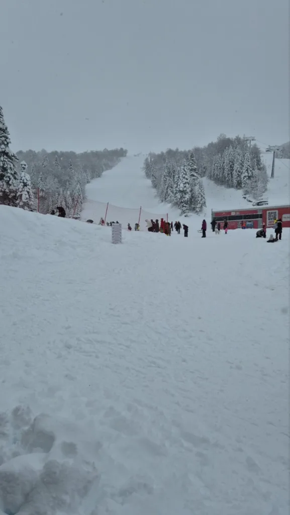 Snijeg napokon pao: Skijališta Crne Gore spremna za početak sezone u Kolašinu