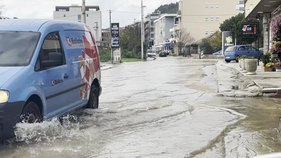 (FOTO/VIDEO) Poplave pogodile Ulcinj: Zatvorene ulice, voda prodrla u kuće