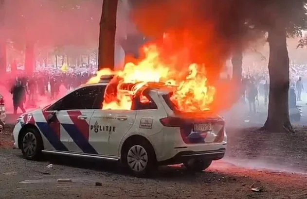 Građani u Holandiji izazvali nerede na ulicama zbog migrantske politike, sukobili se s policijom