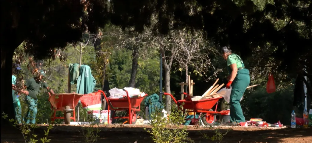 (VIDEO) Obnavljaju parkovsku površinu kod zgrade stare Vlade, vrijednost radova 80.000 eura