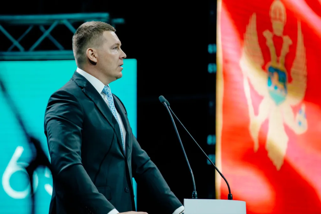 Adžić: Mandić se u potpunosti ogolio i potpisao sopstveni kraj na državnim funkcijama