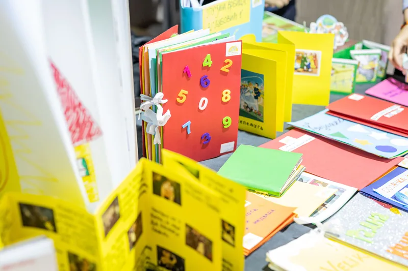 Na štandu JPU “Đina Vrbica” brojne knjige i slikovnice koje su stvarali djeca i vaspitači