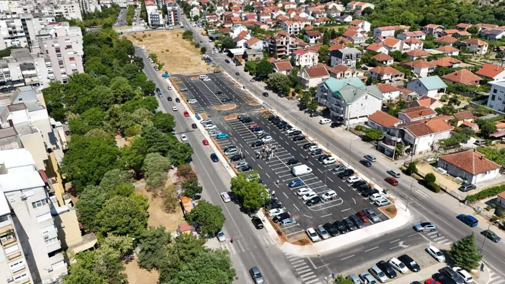 Parking u Bloku pet besplatan do septembra: Mjesečna karta za stanare šest eura