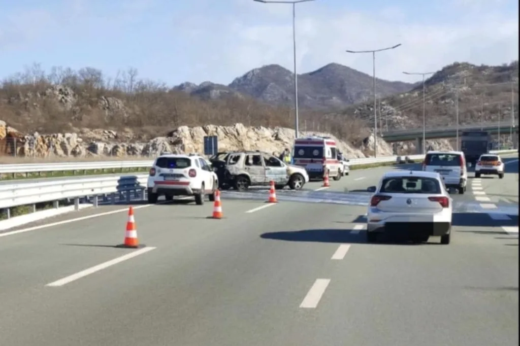 Gorjelo vozilo na auto-putu: Vozač izašao da gasi, auto se pokrenulo pa udarilo u kamion