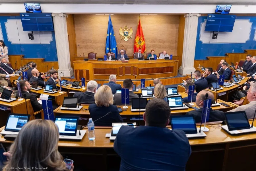 Poslanicima plate veće i do 530 eura