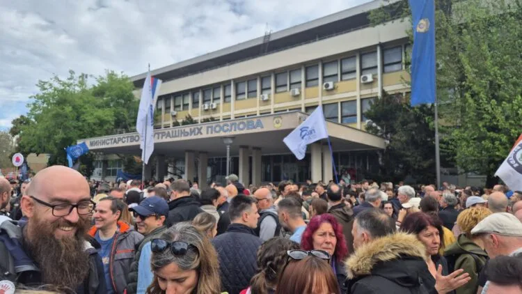 Beograd: Veliki broj ljudi ispred zgrade policije na skupu podrške privedenom rektoru